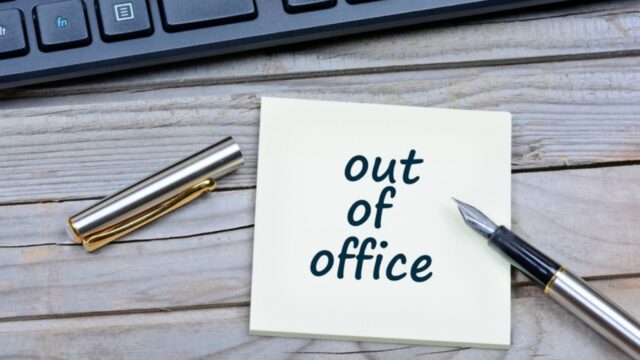 How to set an out of office message on a smartphone