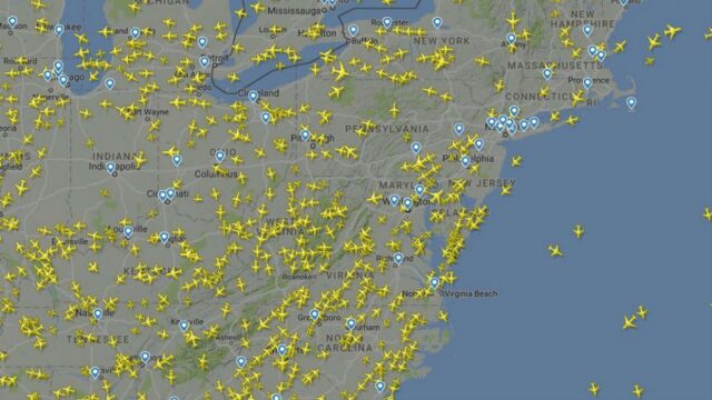 See real-time air control traffic around the world