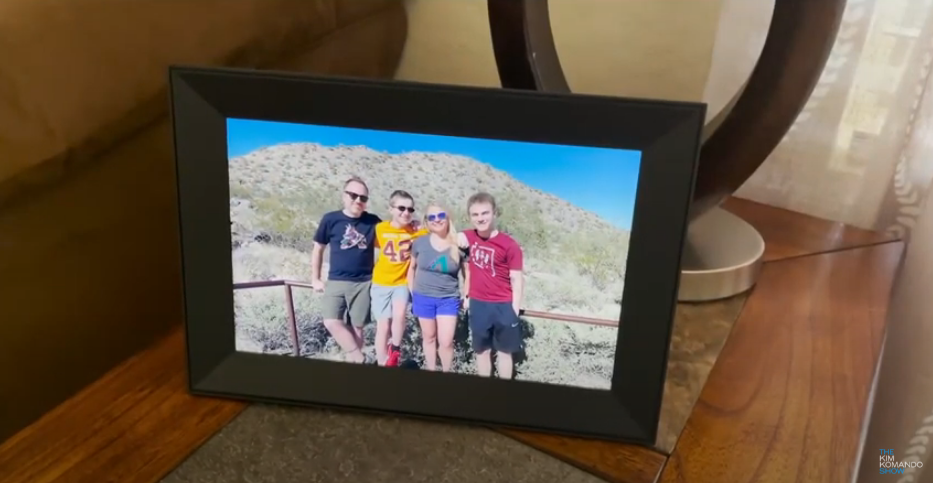 Komando.com Review: Is this Aura Carver digital photo frame with unlimited storage worth it?